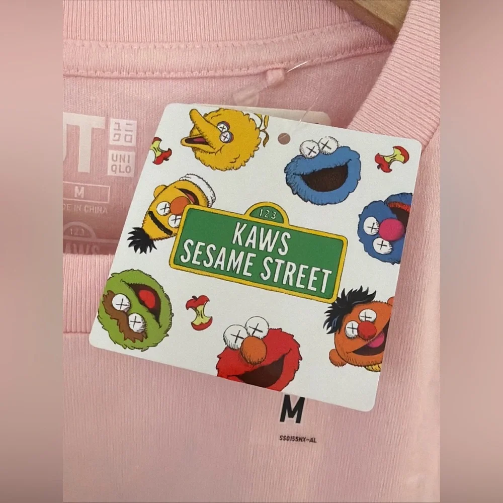 KAWS x UNIQLO Sesame Street PINK ELMO T -SHIRT Size MEDIUM NEW NWT RARE! - Picture 3 of 9